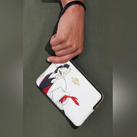 COACH X Disney Villains, NWOT, Cruella Motif, Dempsey Carryall & Wristlet Set - Picture 9 of 13